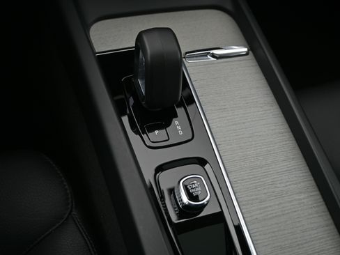 Used 2025 Volvo XC60 B5 Plus image 20