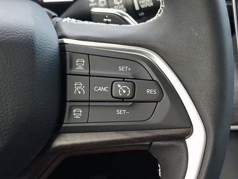 Used 2025 Jeep Grand Cherokee Limited w/ Luxury Tech Group II AWD/4WD image 24
