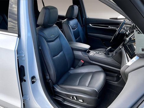 Used 2022 Cadillac XT6 Premium Luxury w/ Technology Package image 7