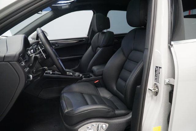 Certified 2026 Porsche Macan AWD/4WD image 5