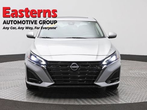 Used 2023 Nissan Altima 2.5 SV w/ SV Premium Package AWD/4WD image 2