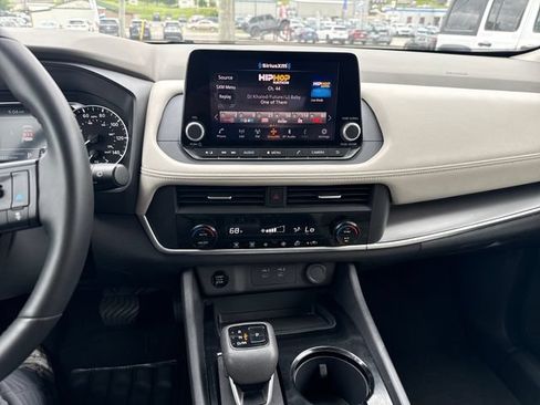 Used 2025 Nissan Rogue SV FWD image 17