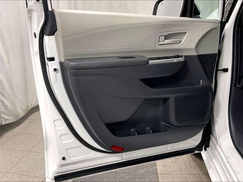 Certified 2024 Toyota Sienna LE image 9