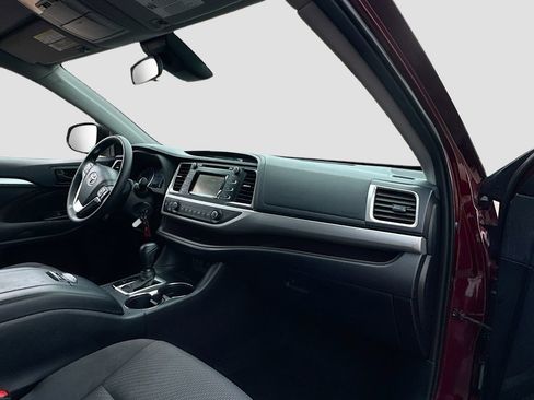 Used 2019 Toyota Highlander LE FWD image 29
