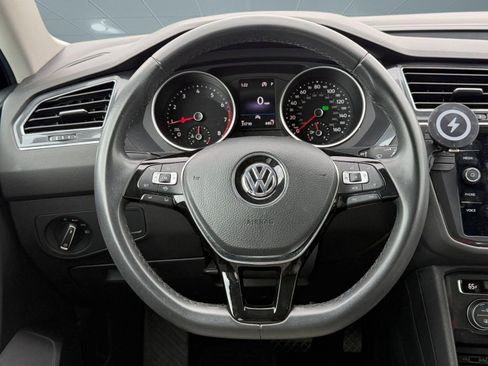 Used 2020 Volkswagen Tiguan SE w/ Panoramic Sunroof Package image 14