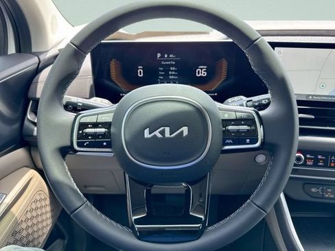 Used 2025 Kia Carnival FWD image 24