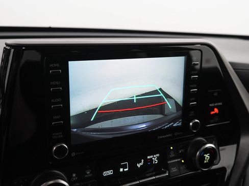 Used 2020 Toyota Highlander XLE AWD/4WD image 23