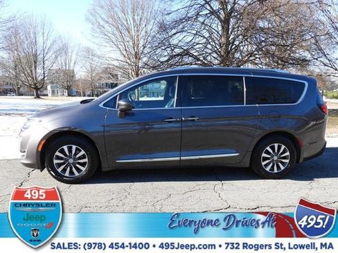 Used 2020 Chrysler Pacifica Touring-L image 2