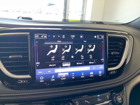 Used 2025 Chrysler Pacifica Limited FWD image 11