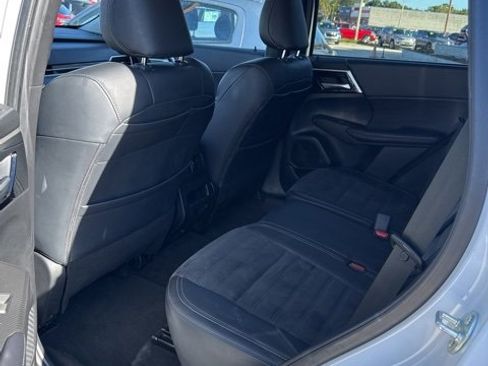 Used 2024 Mitsubishi Outlander SE image 45