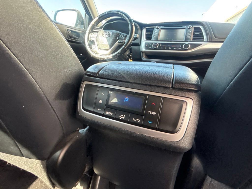 Used 2017 Toyota Highlander Plus FWD image 27