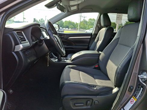 Used 2019 Toyota Highlander Plus AWD/4WD image 18
