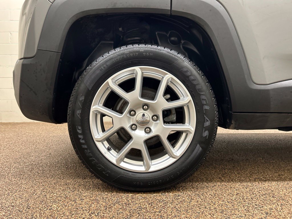 Used 2021 Jeep Renegade Latitude AWD/4WD image 28