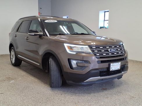 Used 2016 Ford Explorer XLT w/ Equipment Group 202A image 3