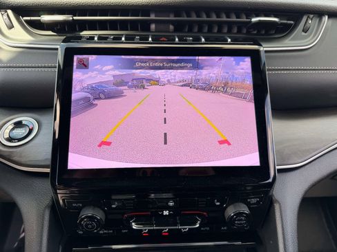 Used 2025 Jeep Grand Cherokee Limited image 23