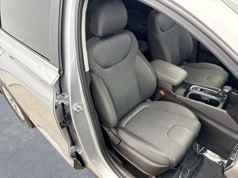 Used 2020 Hyundai Santa Fe SE image 16