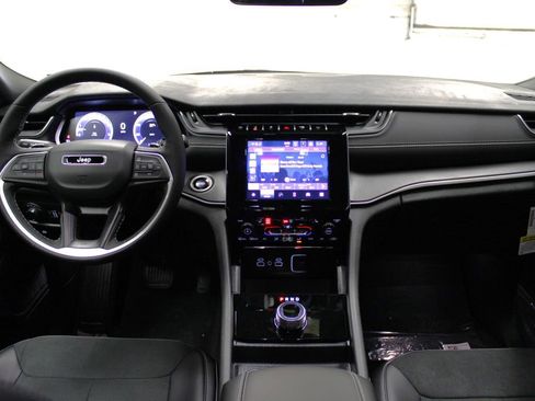 New 2025 Jeep Grand Cherokee Altitude image 9