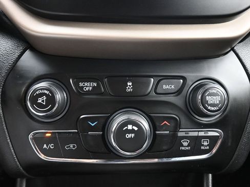 Used 2017 Jeep Cherokee Sport w/ Cold Weather Group AWD/4WD image 18