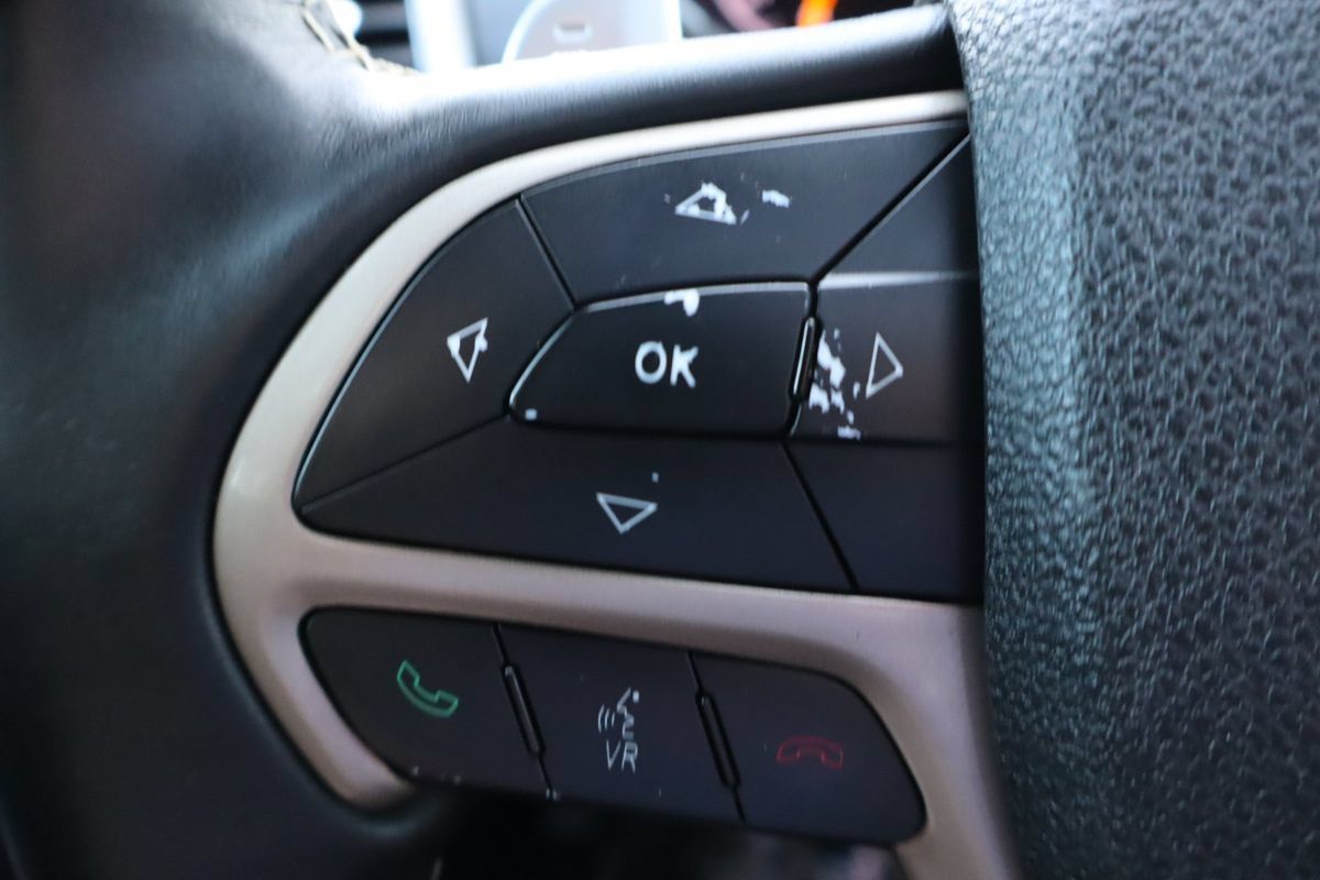 Used 2014 Jeep Grand Cherokee Overland w/ Advanced Technology Group AWD/4WD image 30