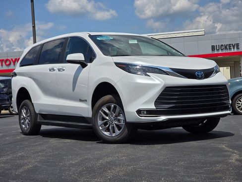 Used 2025 Toyota Sienna XLE FWD image 1