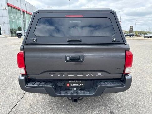 Used 2017 Toyota Tacoma TRD Sport w/ Tow Package (A/T) AWD/4WD image 9