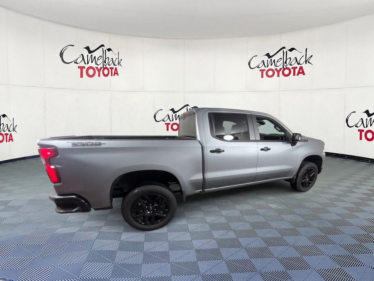 Used 2026 Chevrolet Silverado 1500 LT Trail Boss w/ Dark Appearance Package AWD/4WD image 3