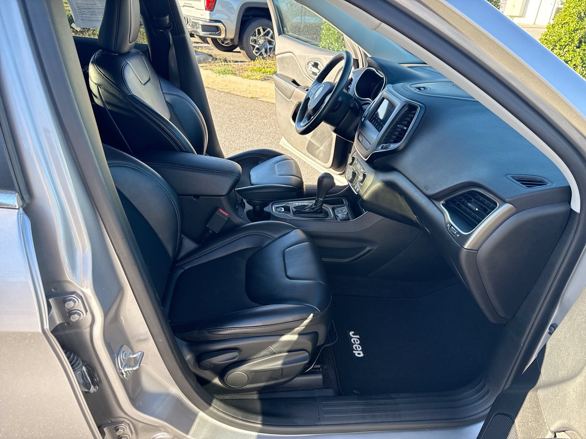 Used 2019 Jeep Cherokee Latitude Plus FWD image 27