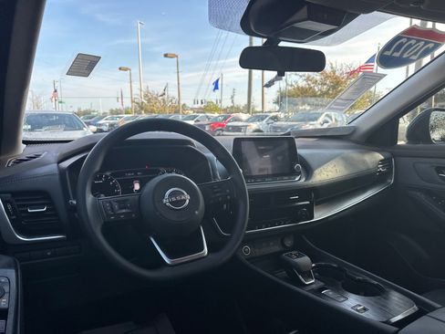 Certified 2022 Nissan Rogue SV image 11