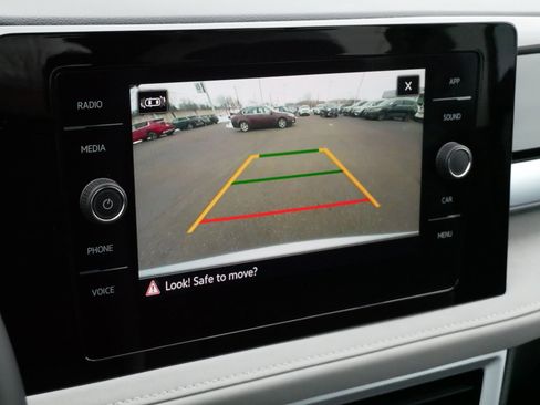 Certified 2025 Volkswagen Taos SE w/ Panoramic Sunroof Package image 30