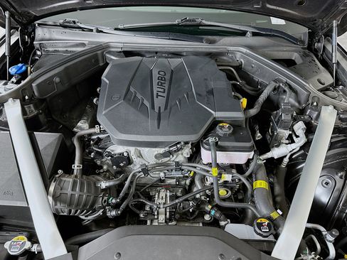 Used 2025 Genesis G70 2.5T image 32