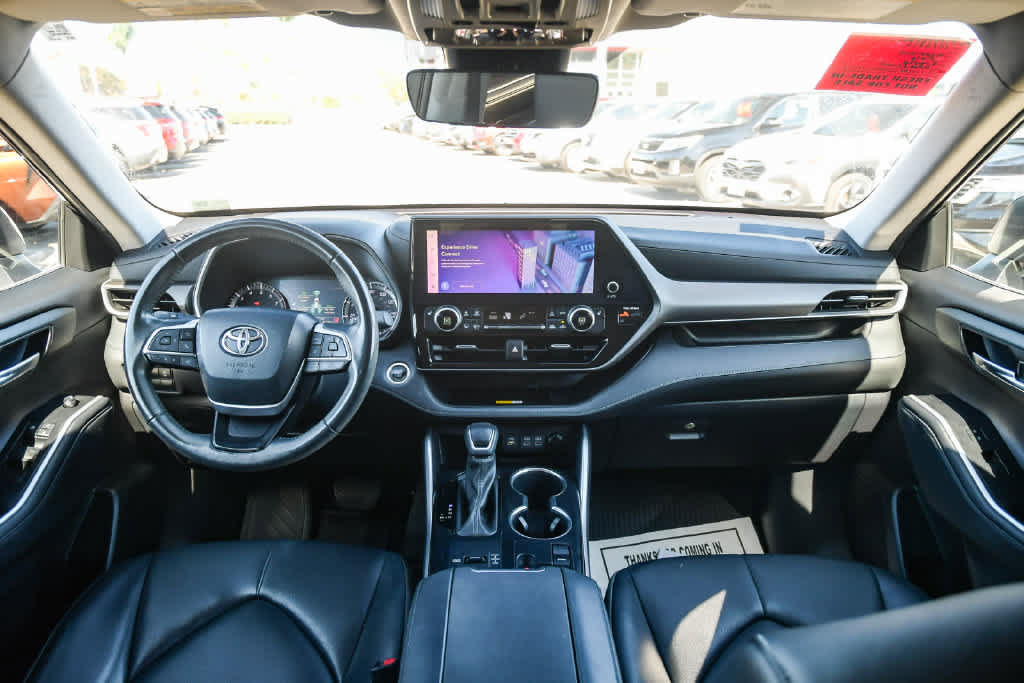 Used 2024 Toyota Highlander XLE FWD image 14