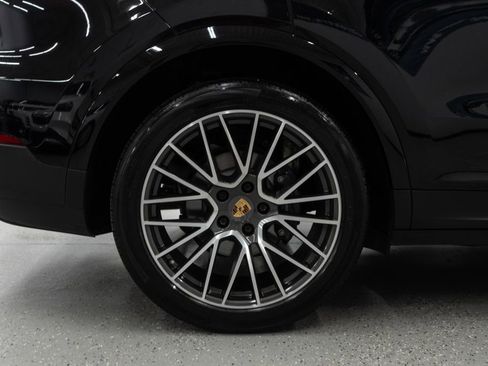 Used 2023 Porsche Cayenne Platinum Edition image 38