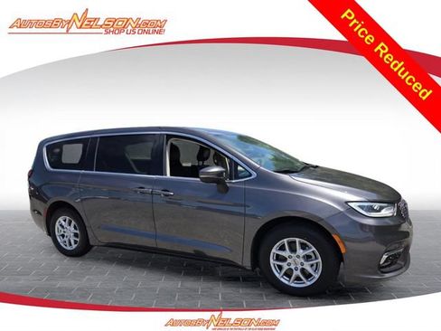 Used 2023 Chrysler Pacifica Touring-L FWD image 1