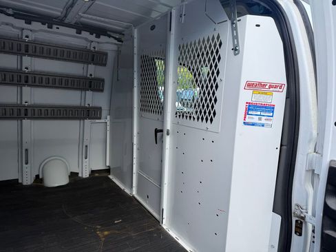 Used 2017 Chevrolet Express 2500 RWD image 16