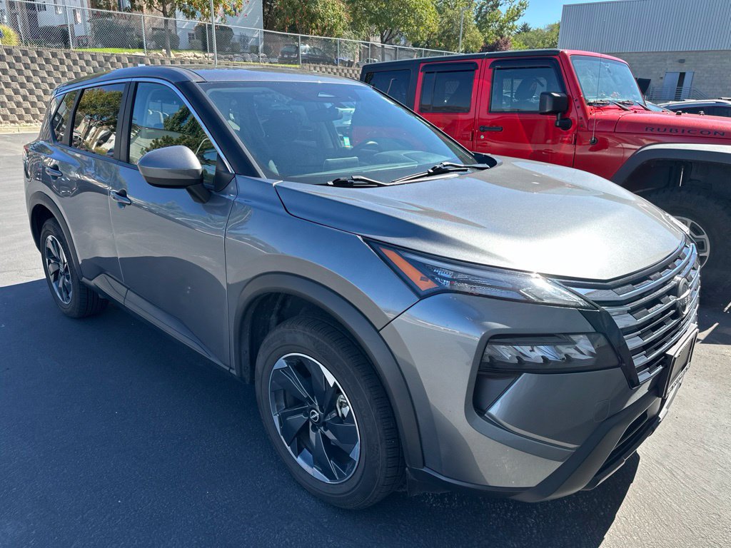 Used 2024 Nissan Rogue SV AWD/4WD image 2