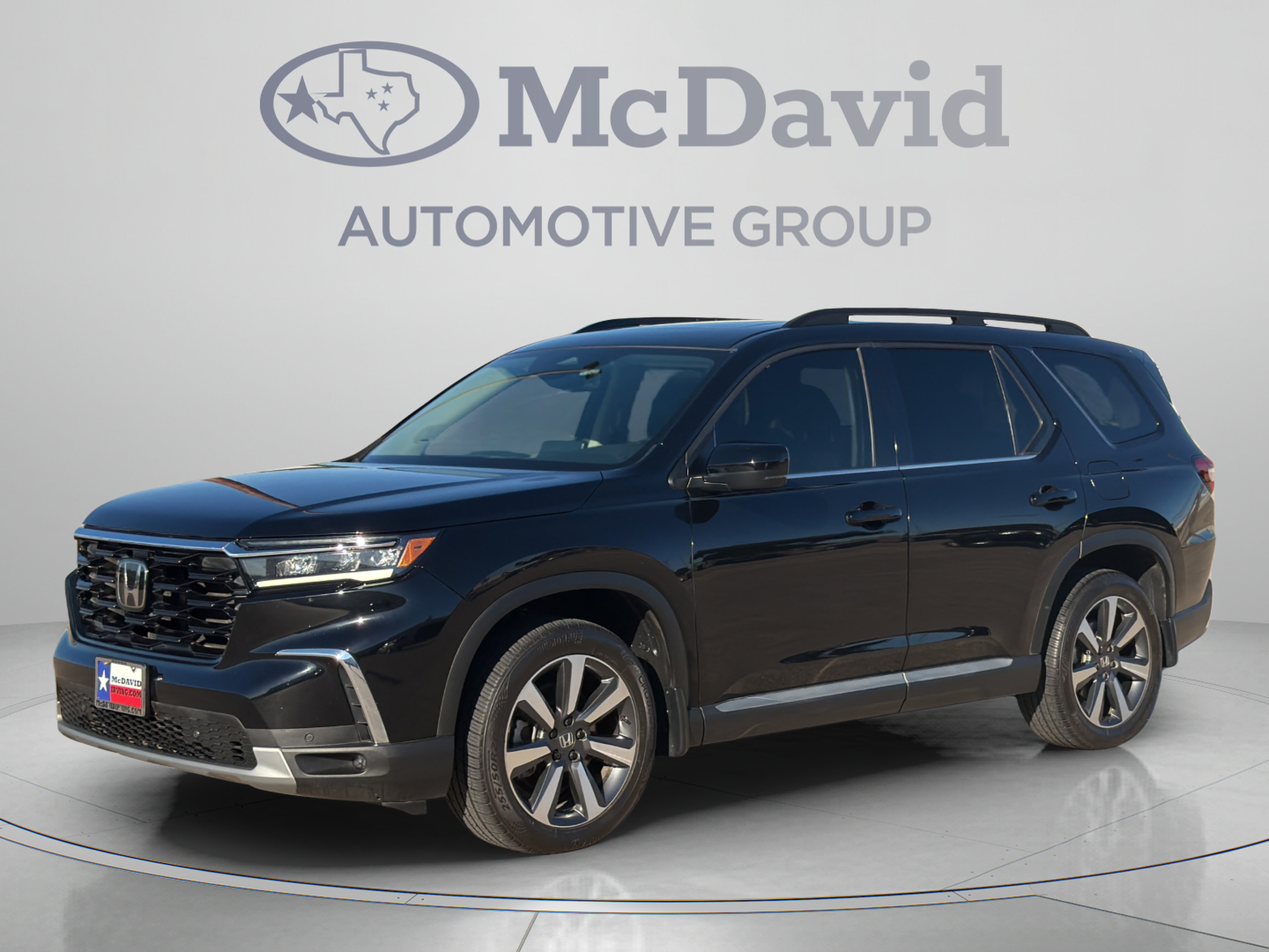 Used 2025 Honda Pilot Touring image 1