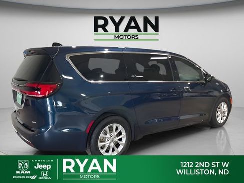 Used 2025 Chrysler Pacifica Select AWD/4WD image 9