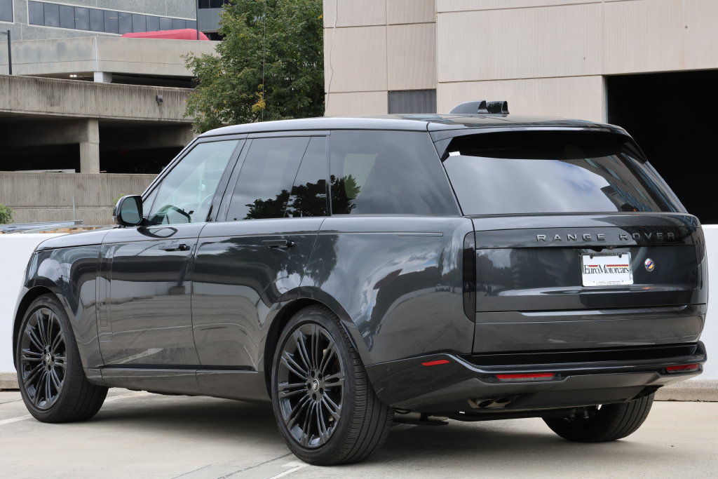 Used 2024 Land Rover Range Rover SE AWD/4WD image 2
