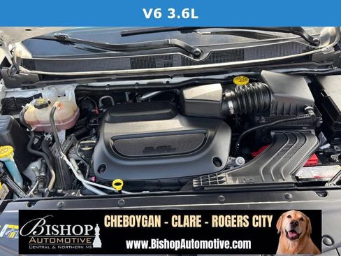Used 2023 Chrysler Pacifica Touring-L FWD image 4