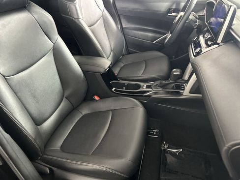 Used 2025 Toyota Corolla Cross XLE w/ Convenience Package FWD image 26