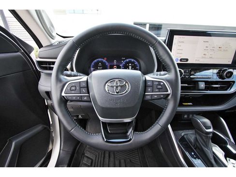 Used 2023 Toyota Highlander Limited FWD image 15