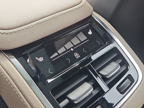 New 2026 Volvo XC90 B6 Plus w/ Protection Package Premier image 12