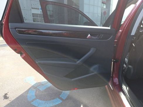 Used 2015 Volkswagen Passat TDI SEL Premium image 12