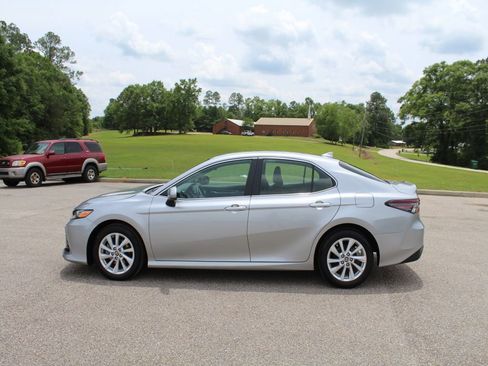 Used 2023 Toyota Camry LE FWD image 11