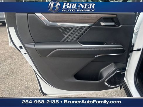 Used 2024 GMC Acadia Denali image 11