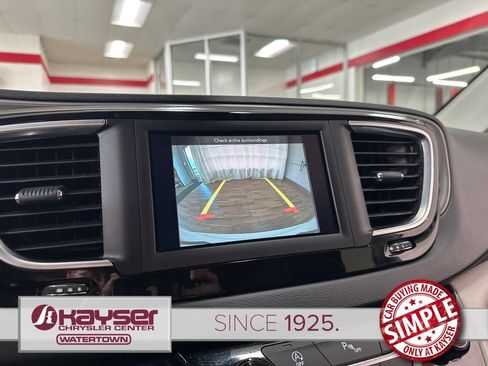 Used 2020 Chrysler Pacifica Touring-L FWD image 26