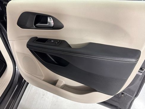 Used 2023 Chrysler Pacifica Touring-L FWD image 18