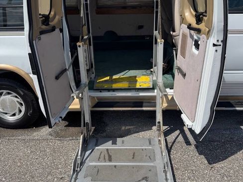 Used 1997 Ford E-150 and Econoline 150 RWD image 19