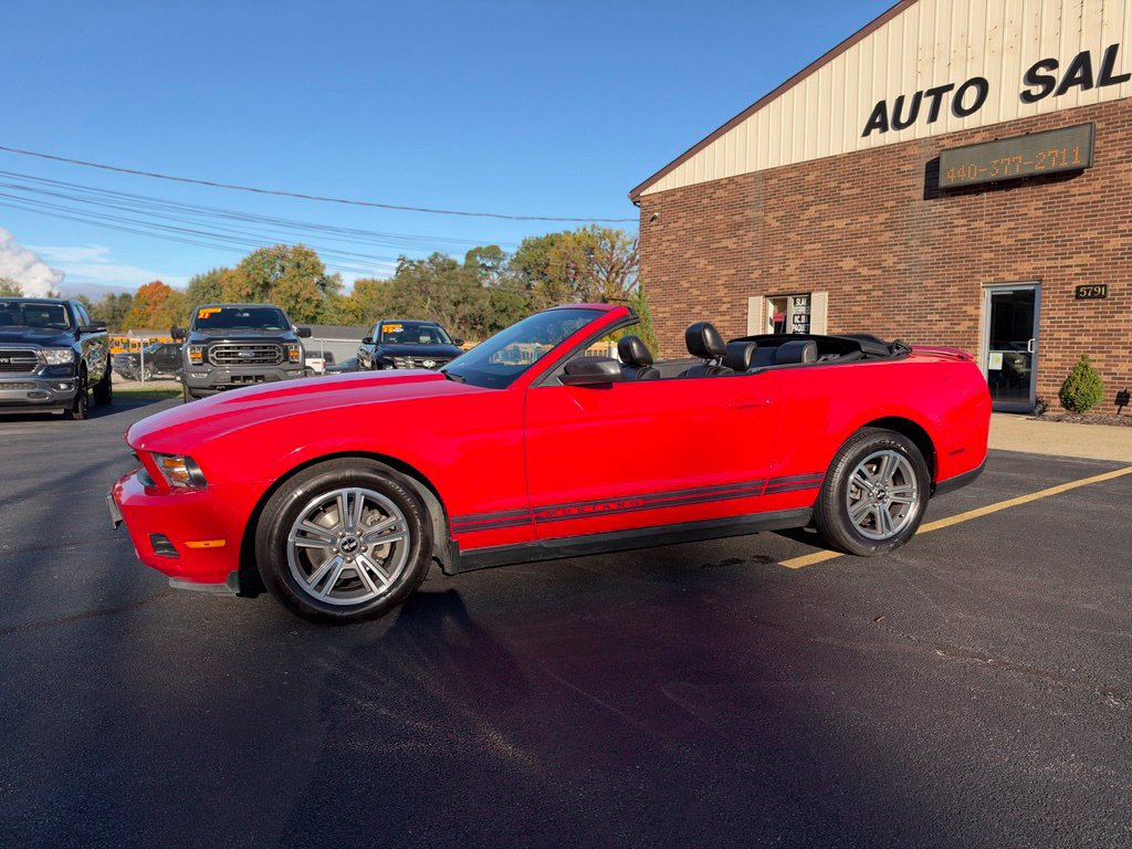 Used 2010 Ford Mustang Convertible RWD image 2