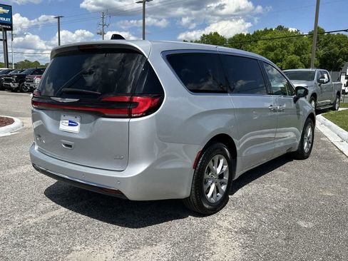 Used 2023 Chrysler Pacifica Touring-L image 7